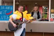 Ingo (Andr&eacute; Dietz) ist fest entschlossen, das n&ouml;tige Geld f&uuml;r den Imbiss mithilfe seiner Gitarre zu besorgen. Bea (Caroline Maria Frier) freut sich &uuml;ber seinen Einsatz.
