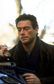 Auf der Suche nach dem M&ouml;rder seines Zwillingsbruders ger&auml;t Inspektor Alain Moreau (Jean-Claude van Damme, re.) an den brutalen Mafioso Ivan Dzasokhov (Zach Grenier, li.) ...