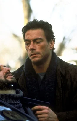 Auf der Suche nach dem M&ouml;rder seines Zwillingsbruders ger&auml;t Inspektor Alain Moreau (Jean-Claude van Damme, re.) an den brutalen Mafioso Ivan Dzasokhov (Zach Grenier, li.) ...