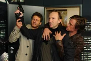 Ein letzter Sekunde stürmen Tom (Patrick Kalupa, r.) und Enrique (Jacob Weigert, l.) Davids Homebüro und retten Anna und Paule. Als Strecker (Alexander Hauff, M.) sich zu wehr setzen will, wird er von David niedergestreckt ... Ein letzter Sekunde stürmen Tom (Patrick Kalupa, r.) und Enrique (Jacob Weigert, l.) Davids Homebüro und retten Anna und Paule. Als Strecker (Alexander Hauff, M.) sich zu wehr setzen will, wird er von David niedergestreckt ...