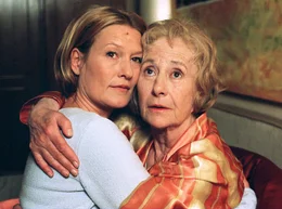 10.04) um 10:30 Uhr im Ersten. Nach einer ehrlichen Aussprache endlich vers&ouml;hnt: Vreni (Suzanne von Borsody, li.) und ihre Mutter Hilde (Rosemarie Fendel).