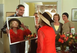 Spieglein, Spieglein... Die r&uuml;stige Hilde (Rosemarie Fendel, vorne) macht noch immer eine gute Figur. Sohn Rolf (Stefan J&uuml;rgens, links), Tochter Vreni (Suzanne von Borsody, 2. von rechts) und Enkel Mike (Andr&eacute; Kaminski, rechts) freut's.