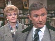 Jessica (Angela Lansbury) ist gar nicht erfreut, dass Gordon Fairchild (Robby McDowall) sein neues Buch über Hexen in Cabot Cove vorstellen will. Jessica (Angela Lansbury) ist gar nicht erfreut, dass Gordon Fairchild (Robby McDowall) sein neues Buch über Hexen in Cabot Cove vorstellen will.