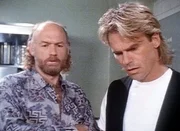 Mel Krasney (Adrian Sparks, li.) und MacGyver (Richard Dean Anderson) &uuml;berlegen, wo Kelly ist ...