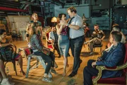 Frank (Michael A. Grimm) zeigt seiner Tochter (Lilith Kampffmeyer), wie gut er Tango tanzen kann. Nina (Aneta Orlik) assistiert ihm.