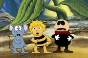 Alexander, Maja und Puck belauschen die Bienen und entwerfen einen Schlachtplan.