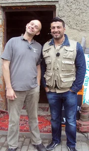 Der 46-j&auml;hrige Mike mit Tr&ouml;delprofi S&uuml;kr&uuml; Pehlivan (re.)Der 46-jĂ&curren;hrige Mike mit TrĂ&para;delprofi SĂĽkrĂĽ Pehlivan (re.)