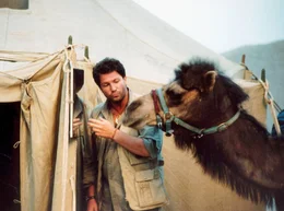 Der Arch&auml;ologe Erik Stolz (Francis Fulton-Smith) bricht zu einer W&uuml;stenexpedition auf, um dort Ausgrabungen zu machen.