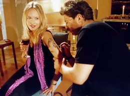 "Mutter wider Willen". Im Bild: Bei dem "Gro&szlig;stadtindianer" Erik Stolz (Francis Fulton-Smith) entdeckt die n&uuml;chterne Fondsmanagerin Sonja Arnold (Anica Dobra) ungeahnte Liebesgef&uuml;hle.
