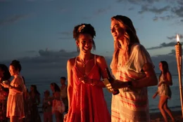 Bei der Strandparty am Abend vor Pascales (Pearl Mackie, l.) Hochzeit, trifft Sara (Allison Williams, r.) wieder auf ihren Ex-Freund.