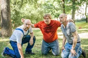 Von links: Schorschi (Stephan Zinner), Frank (Michael A. Grimm) und Moser (Christian Baumann) besprechen ihre Taktik beim Fu&szlig;ball spielen.