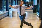 Frank (Michael A. Grimm) &uuml;bt w&auml;hrend der Arbeitszeit flei&szlig;ig Tango.