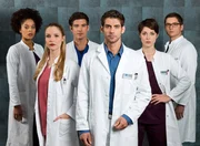 (v.l.n.r.) Vivienne Kling (Jane Chirwa); Julia Berger (Mirka Pigulla); Ben Ahlbeck (Philipp Danne); Dr. Niklas Ahrend (Roy Peter Link); Dr. Theresa Koshka (Katharina Nesytowa); Elias B&auml;hr (Stefan Ruppe)