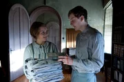 Geteiltes Leid ist halbes Leid: Ein Lichtblick in dem tristen Heimalltag sind f&uuml;r Luisa (Alicia von Rittberg) die Begegnungen mit Paul (Leonard Carow).