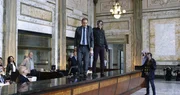 Die Bankr&auml;uber El Uroguayo (Rodrigo De la Serna, M.) und Varela (Luciano C&aacute;ceres, r.) bedrohen die Geiseln.