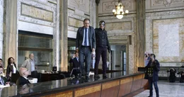 Die Bankr&auml;uber El Uroguayo (Rodrigo De la Serna, M.) und Varela (Luciano C&aacute;ceres, r.) bedrohen die Geiseln.
