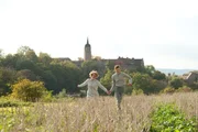 Luisa (Alicia von Rittberg) und Paul (Leonard Carow) freuen sich nach ihrer Flucht aus dem Heim &uuml;ber ihre neu gewonnene Freiheit.
