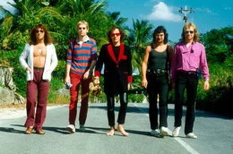 Die Dokumentation zeigt in anekdotischen Ausschnitten den Weg der Band von der Stammkneipe Onkel P&ouml; bis in die gro&szlig;en Stadien der &bdquo;Bunten Republik Deutschland&ldquo;. Hier die Band 1980 auf den Bahamas