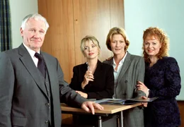 Der Verlagsleiter Dr. Geller (Nikol Voigtlaender) ist stolz auf die erfolgreiche Buchpraesentation seines dynamischen Trios Dana (Tina Ruland), Vreni (Suzanne von Borsody, 2.v.re.) und Renate (Petra Berndt, re.). ARD Degeto/Christian A. Rieger - honorarfrei, Verwendung nur im Zusammenhang mit o. g. Sendung bei Nennung Bild: ARD Degeto/Christian A. Rieger (S 2), Presse und Programmbetreuung (069) 1509-334 oder -335