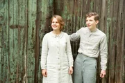 Luisa (Alicia von Rittberg) und Paul (Leonard Carow) k&ouml;nnen es kaum fassen. Es ist ihnen gelungen, aus dem Heim zu fliehen, sie sind das erste Mal seit Monaten in Freiheit.