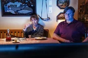 Ingrid (Gaby Dohm) und Frank (Michael A. Grimm) schauen lieber Fern als sich miteinander zu unterhalten.
