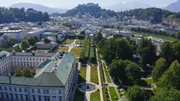 Schloss Mirabell mit seinen Gartenanlagen ist ein Renaissance-Juwel mit Heckentheater und Labyrinth, eingebettet in atemberaubender Stadtkulisse und Alpinlandschaft. Schloss Mirabell mit seinen Gartenanlagen ist ein Renaissance-Juwel mit Heckentheater und Labyrinth, eingebettet in atemberaubender Stadtkulisse und Alpinlandschaft.