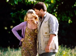 Sonja Arnold (Anica Dobra) erlebt mit Erik Stolz (Francis Fulton-Smith) eine unverhoffte Romanze.