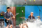 Der ber&uuml;hmte Rockstar Eric Laszlo (J&uuml;rgen Vogel) am Bauwagen. Was hat er mit Fritz (Guido Hammesfahr) und dessen Lampenfieber auf der B&uuml;hne zu tun?