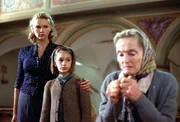 Anna (Veronika Ferres), Franzi (Julia Krombach) und Annas Mutter Josefa Schweighofer (Erni Mangold) in der Kirche.