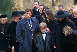 Alain (Jean-Claude van Damme, 4.v.l.) erf&auml;hrt, dass ein russischer Gangster gestorben ist - es ist sein identisch aussehender Zwillingsbruder Mikhail. Unweigerlich wird Alain in die Machenschaften der russischen Mafia verwickelt.