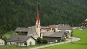 Etwas talabw&auml;rts vom Kernhof liegt der Ort Pens, der Namensgeber der Passstra&szlig;e.