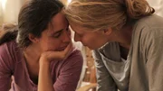 Maria (l.) und Christiane (r.) verbinden sich z&auml;rtlich miteinander nach einer Entt&auml;uschung.