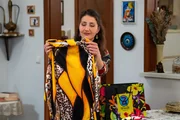Rana (Gonca de Haas) freut sich &uuml;ber ihre neue Bluse.