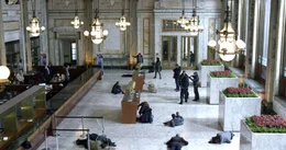 Zun&auml;chst scheint der Plan einer Gruppe von Bankr&auml;ubern aufzugehen: Die Verbrecher wollen eine Bank in Valencia ausrauben und anschlie&szlig;end durch einen Fluchttunnel verschwinden.