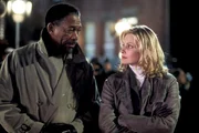 Als Verst&auml;rkung will Cross (Morgan Freeman, l.) die Agentin Jezzie Flannigan (Monica Potter, r.) an seiner Seite haben, obwohl die junge Frau f&uuml;r die Sicherheit der Sch&uuml;ler verantwortlich war. Gemeinsam r&uuml;cken sie nun dem genialen Gangster auf die Pelle ...
