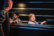 Frank (Michael A. Grimm, rechts) h&ouml;rt dem Inzipizienten (Wolfgang Krebs) aufmerksam zu, w&auml;hrend Navid (Reza Brojerdi, Mitte) etwas repariert.