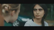 Sera (Jolnar Dayoub) kümmert sich um Ella (Cécile Enthoven). Sera (Jolnar Dayoub) kümmert sich um Ella (Cécile Enthoven).