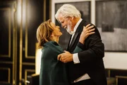 Charlotte Kler (Senta Berger, l.) ist mit ihrem Mann, dem erfolgreichen Dirigenten Walter (Peter Simonischek, r.), nach M&uuml;nchen gezogen, um ihrem Leben noch einmal eine neue Richtung zu geben. Doch es ist nicht einfach, aus gewohnten Mustern auszubrechen.