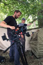 Der Tierfotograf Knut Fischer pr&auml;pariert die Sitzwarten am Fotoversteck