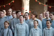 Luisa (Alicia von Rittberg, 3.v.r.), Paul (Leonard Carow, 3.v.l.) und die anderen Heimkinder machen gute Miene zum b&ouml;sen Spiel. Beim Besuch des Bischofs soll sich die Erziehungsanstalt Falkenstein von ihrer besten Seite zeigen.