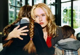 rbb Fernsehen MUTTER WIDER WILLEN, Deutschland 2000, Regie Karola Hattop, am Sonntag (16.05.10) um 15:40 Uhr. Sonja Arnold (Anica Dobra) k&uuml;mmert sich nach dem Tod ihrer Schwester um deren Kinder Nina (Ricarda Mattes) und Max (Jonathan Beck).