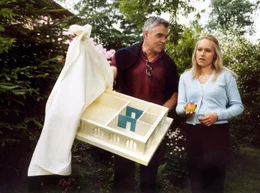 Karl Wolff (Michael Greiling) versucht alles, um seine Verlobte Sonja Arnold (Anica Dobra) zur&uuml;ckzugewinnen.