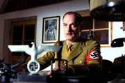 Toni Schweighofer (Herbert Knaup), Annas Bruder, ist NSDAP-Ortsgruppenleiter und B&uuml;rgermeister von Dachselreuth.