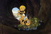 Maja weckt den Willi, der noch in einem Baum liegt und schnarcht.