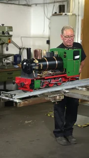 Modellbauer Norbert Reichert baut eine Lokomotivenminiatur.