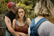 Mira (Mercedes M&uuml;ller, mi.)) wei&szlig;, dass ihre Schwester Juli (Svenja Jung, re.) von ihrer Ehe mit Ottes (Leonard Kunz, li.) nicht viel h&auml;lt. Aber sie l&auml;sst sich davon nicht beirren.