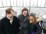 Herbert (Elmar Wepper, re.) und sein Campingfreund Klaus (Paul Fassnacht) fachsimpeln &uuml;ber Wohnmobile.