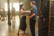 Maresa (Kara Wenham) bringt Frank (Michael A. Grimm) die richtige Tangohaltung bei.