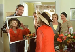 Spieglein, Spieglein... Die r&uuml;stige Hilde (Rosemarie Fendel, vorne) macht noch immer eine gute Figur. Sohn Rolf (Stefan J&uuml;rgens, links), Tochter Vreni (Suzanne von Borsody, 2. von rechts) und Enkel Mike (Andr&eacute; Kaminski, rechts) freut's.