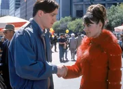 Als langweiliger Computer-Programmierer mit dem Charme eines Schirmst&auml;nders kann Elliot (Brendan Fraser, l.) weder bei Arbeitskollegen noch bei Frauen punkten. Nur der Teufel (Liz Hurley, r.) kann sich f&uuml;r ihn erw&auml;rmen ...
